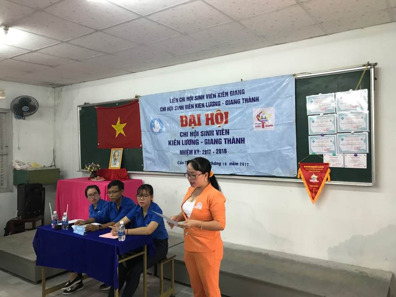 Đc Nguyễn Thị Hồng Nhung thông qua ds sinh viên có thành tích xuất sắc trong NK qua.jpg